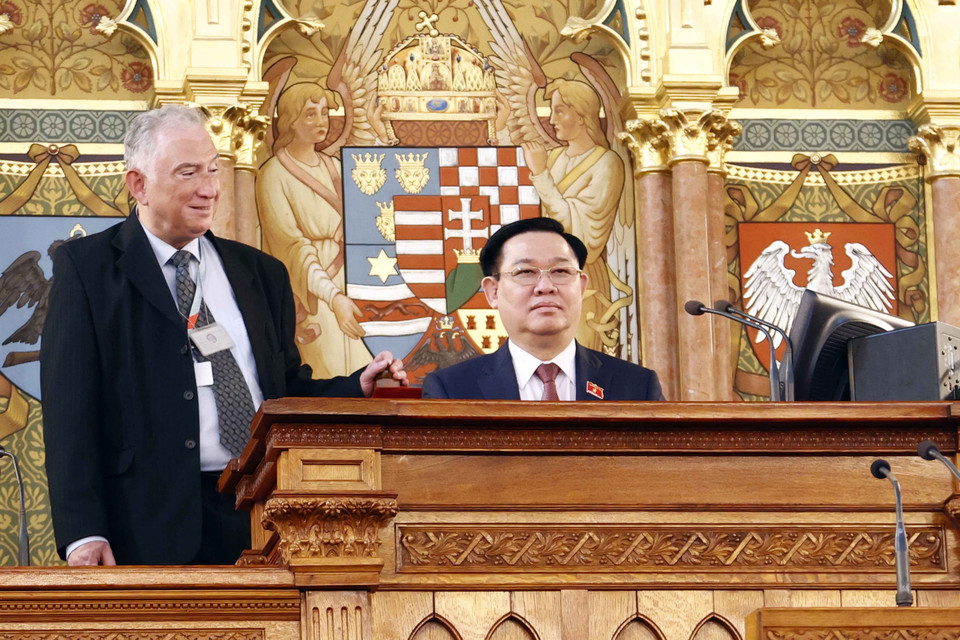 Chủ tịch Quốc hội Vương Đình Huệ thăm Nhà Quốc hội Hungary. (Ảnh: Doãn Tấn/TTXVN)