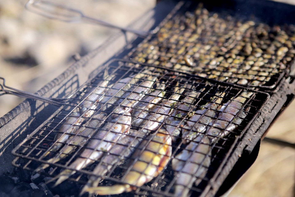 Cá suối do đồng bào dân tộc Thái bản Nà Khương chế biến thơm ngon khiến du khách đã thưởng thức thì không thể quên. (Ảnh: Quý Trung/TTXVN)