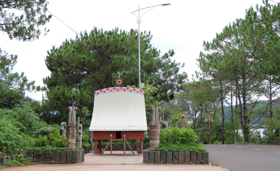 Mô hình nhà Rông - đặc trưng của Tây Nguyên được dựng trong khu du lịch Biển Hồ. (Ảnh: Hồng Điệp/TTXVN)