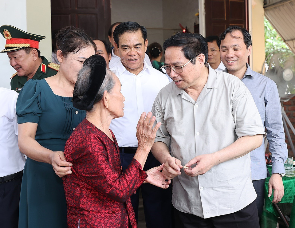 Thủ tướng Phạm Minh Chính thăm Mẹ Việt Nam anh hùng Nguyễn Thị Ả, 97 tuổi, có 2 con là liệt sỹ. (Ảnh: Dương Giang/TTXVN)