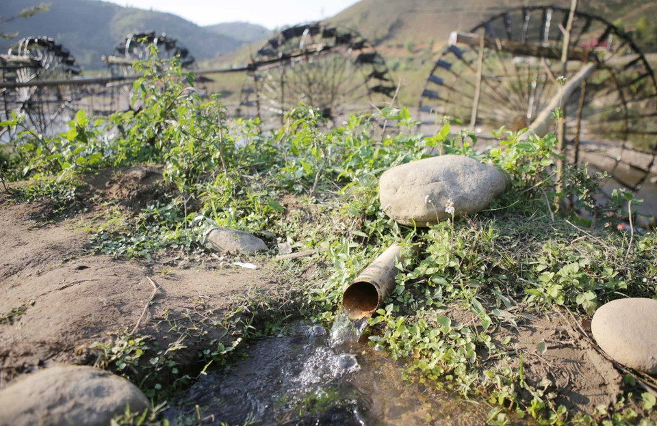 Nguồn nước được những chiếc cọn nước đưa lên từ dòng suối để cung cấp phục vụ cho sản xuất nông nghiệp của người dân bản Nà Khương. (Ảnh: Quý Trung/TTXVN)