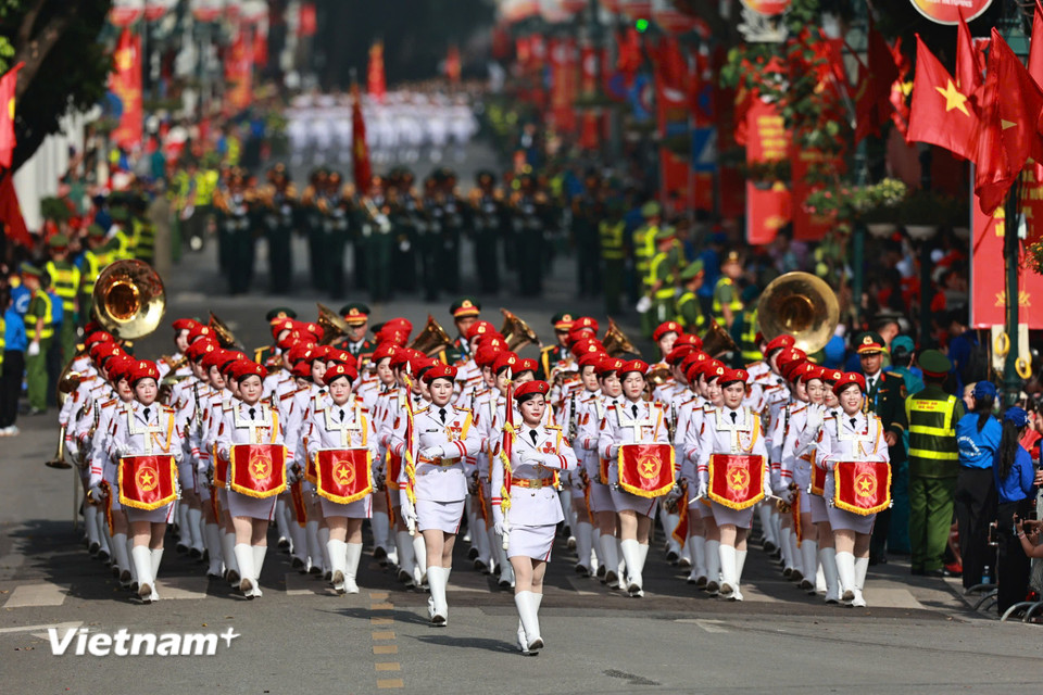 Hình ảnh Khối nữ quân nhạc duyên dáng. (Ảnh: Minh Sơn/Vietnam+)