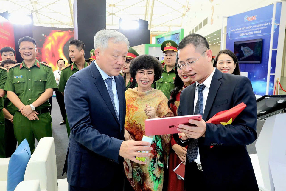 Phó Thủ tướng Thường trực Chính phủ Nguyễn Hoà Bình tham quan không gian trưng bày của Tập đoàn TH và trải nghiệm công nghệ truy xuất nguồn gốc. (Ảnh: Minh Sơn/Vietnam+)