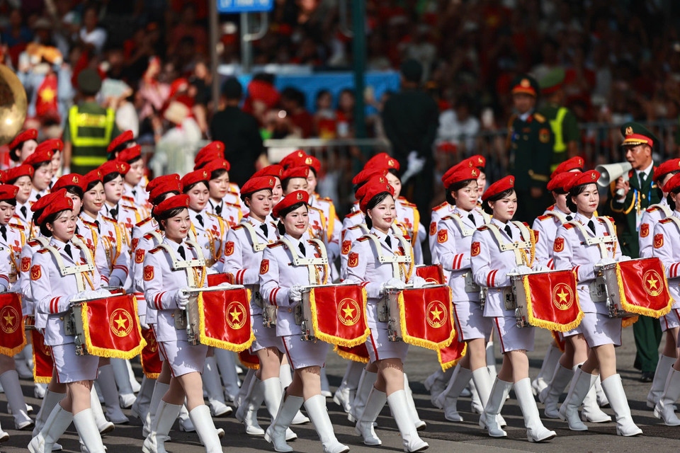 Hình ảnh Khối nữ quân nhạc duyên dáng. (Ảnh: Minh Sơn/Vietnam+)