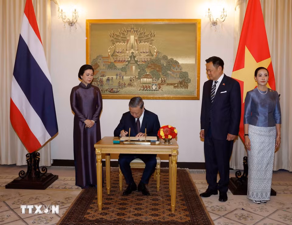 Tổng Bí thư, Chủ tịch nước Tô Lâm ký sổ lưu niệm. (Ảnh: Thống Nhất/TTXVN) ​