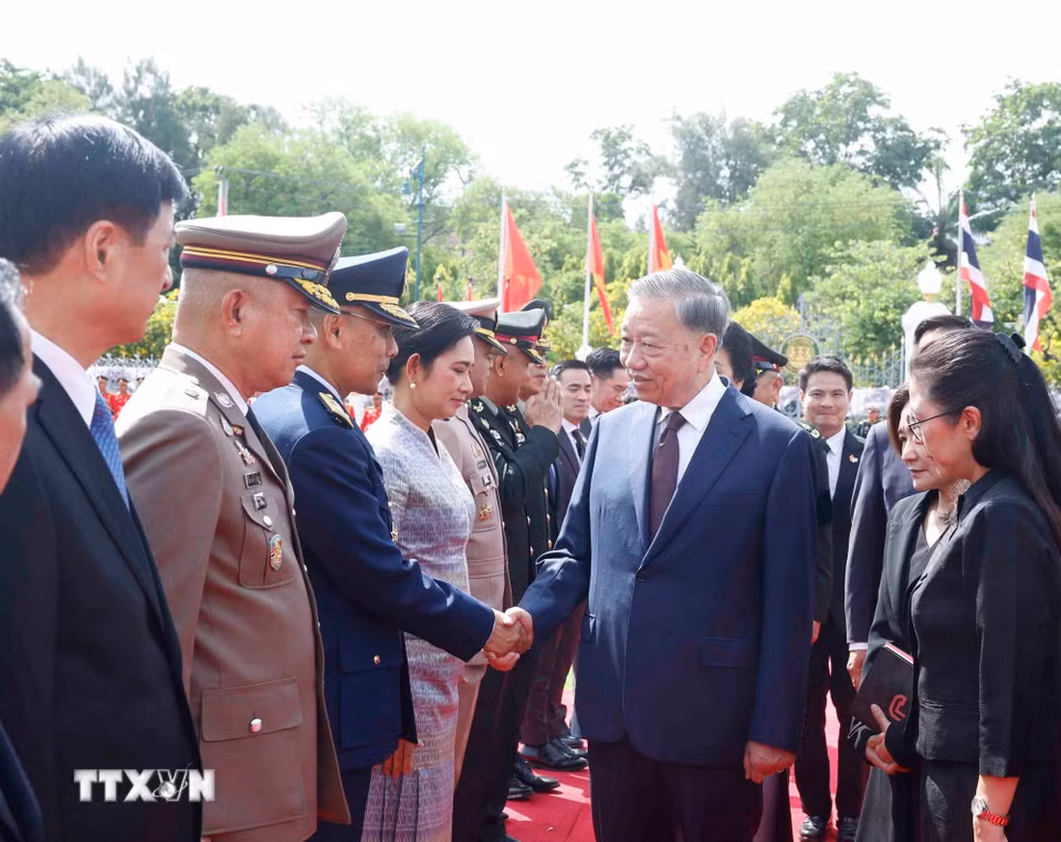 Tổng Bí thư, Chủ tịch nước Tô Lâm với thành viên đoàn đại biểu cấp cao Thái Lan dự Lễ đón. (Ảnh: Thống Nhất/TTXVN)