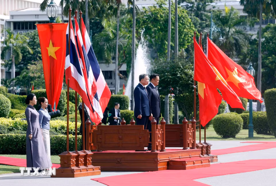 Tổng Bí thư, Chủ tịch nước Tô Lâm và Thủ tướng Thái Lan Anutin Charnvirakul trên bục danh dự, nghe Quân nhạc cử Quốc thiều hai nước. (Ảnh: Thống Nhất/TTXVN)