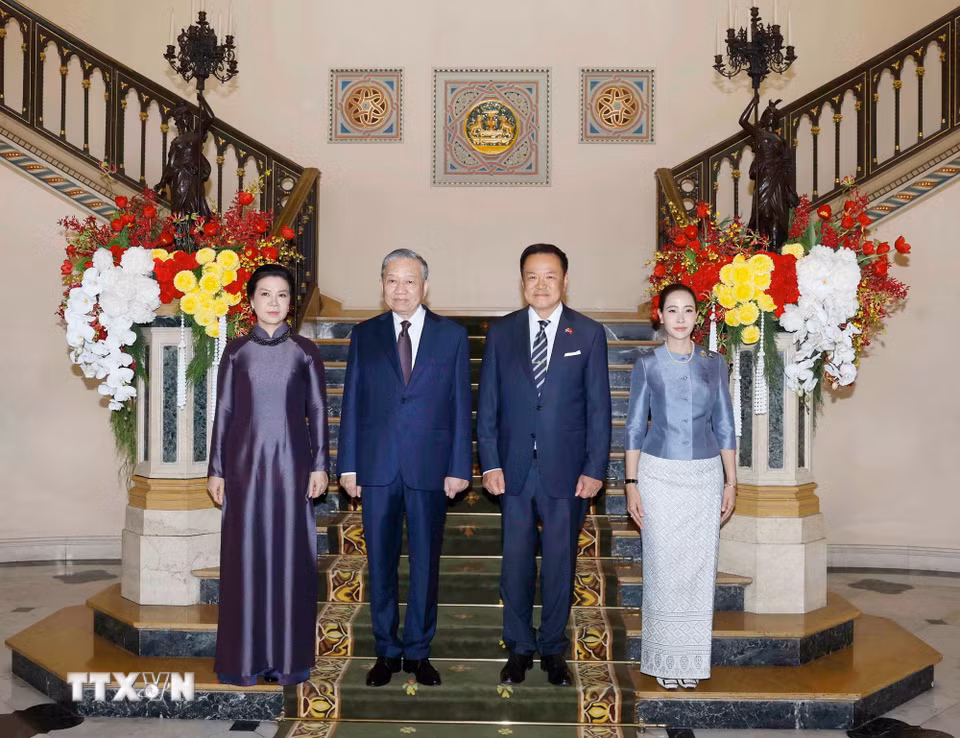 Tổng Bí thư, Chủ tịch nước Tô Lâm và Phu nhân cùng Thủ tướng Thái Lan Anutin Charnvirakul và Phu nhân chụp ảnh chung. (Ảnh: Thống Nhất/TTXVN)
