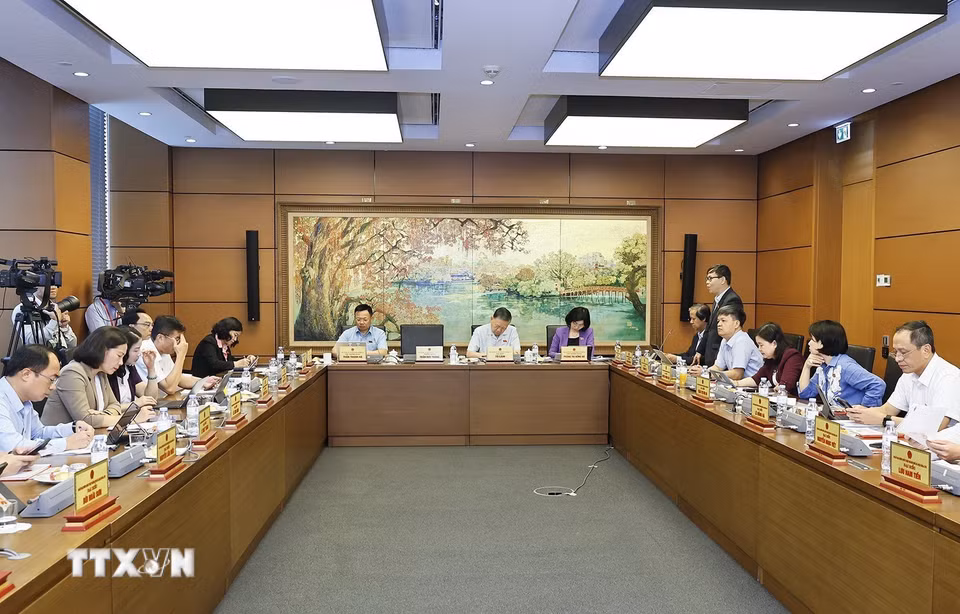 Đoàn đại biểu Quốc hội thành phố Hà Nội thảo luận ở tổ. (Ảnh: Doãn Tấn/TTXVN)