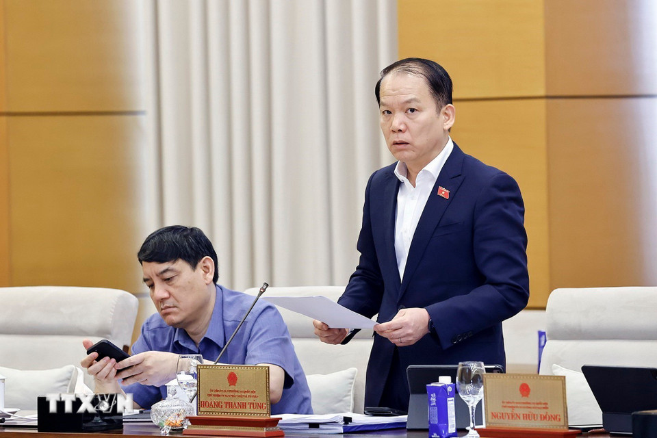 Chủ nhiệm Ủy ban Pháp luật và Tư pháp của Quốc hội Hoàng Thanh Tùng trình bày tóm tắt báo cáo thẩm tra sơ bộ, đề xuất các vấn đề cần Quốc hội tập trung thảo luận. (Ảnh: Doãn Tấn/TTXVN)