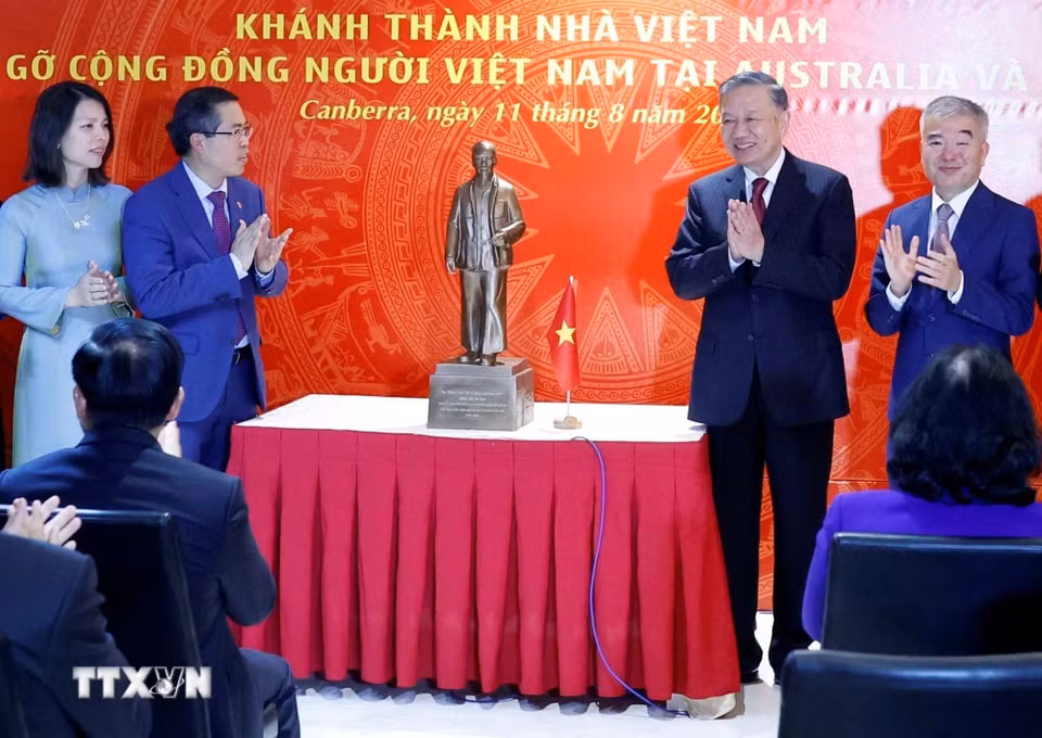 Tổng Bí thư, Chủ tịch nước Tô Lâm tặng bức tượng Chủ tịch Hồ Chí Minh cho Đại sứ quán Việt Nam tại Australia. (Ảnh: Thống Nhất/TTXVN)