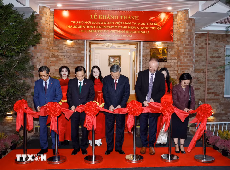 Tổng Bí thư, Chủ tịch nước Tô Lâm và các đại biểu thực hiện nghi thức khánh thành trụ sở mới Đại sứ quán Việt Nam tại Australia. (Ảnh: Thống Nhất/TTXVN)