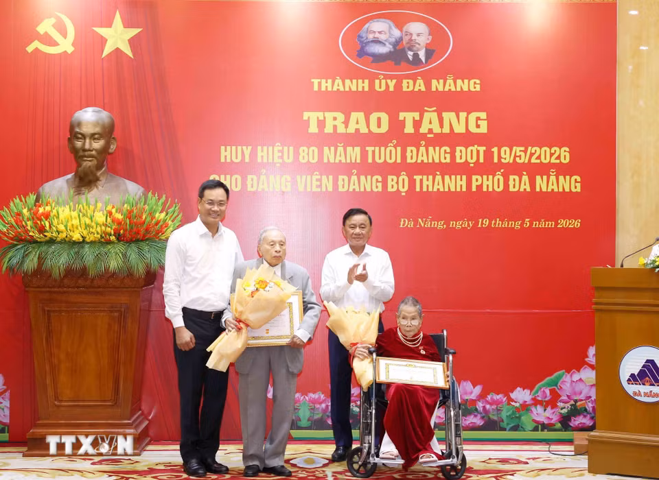Thường trực Ban Bí thư Trần Cẩm Tú trao Huy hiệu 80 năm tuổi Đảng cho các đảng viên cao tuổi thành phố Đà Nẵng. (Ảnh: Phương Hoa/TTXVN)