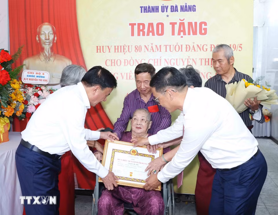 Thường trực Ban Bí thư Trần Cẩm Tú trao Huy hiệu 80 năm tuổi Đảng cho đồng chí Nguyễn Thị Khả, phường An Hải, thành phố Đà Nẵng. (Ảnh: Phương Hoa/TTXVN)