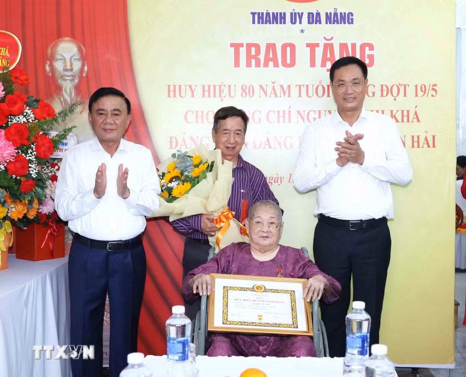 Thường trực Ban Bí thư Trần Cẩm Tú trao Huy hiệu 80 năm tuổi Đảng cho đồng chí Nguyễn Thị Khả, phường An Hải, thành phố Đà Nẵng. (Ảnh: Phương Hoa/TTXVN)
