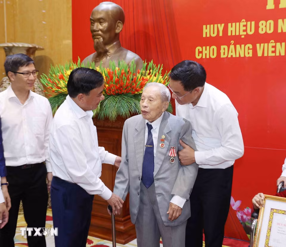 Thường trực Ban Bí thư Trần Cẩm Tú cùng đồng chí Trần Thanh Dân, đảng viên nhận Huy hiệu 80 năm tuổi Đảng thành phố Đà Nẵng. (Ảnh: Phương Hoa/TTXVN)