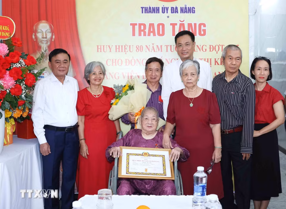 Thường trực Ban Bí thư Trần Cẩm Tú trao Huy hiệu 80 năm tuổi Đảng cho đồng chí Nguyễn Thị Khả, phường An Hải, thành phố Đà Nẵng. (Ảnh: Phương Hoa/TTXVN)
