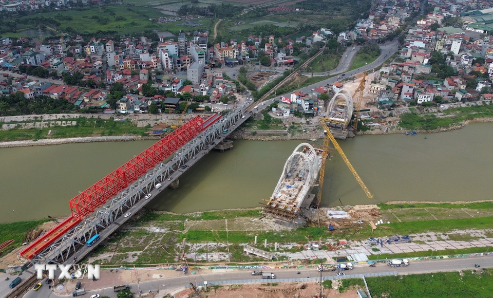 Cầu đường bộ và đường sắt mới được hoàn thành thì cầu sông Đuống cũ sẽ bị phá hủy và các phương tiện di chuyển tách bạch trên các cầu mới. (Ảnh: Quốc Khánh/TTXVN)