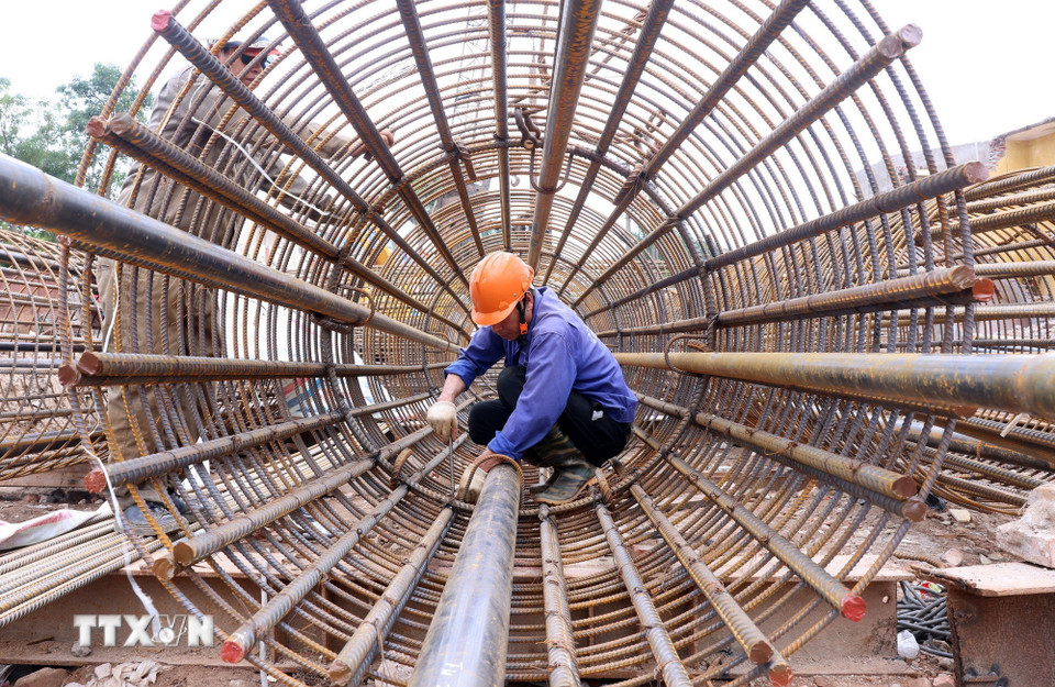 Công nhân thi công trụ sắt cọc khoan nhồi trên cạn phía đường Ngô Gia Tự. (Ảnh: Quốc Khánh/TTXVN)