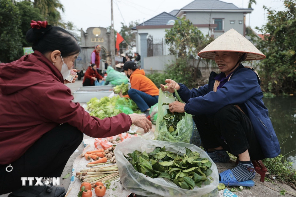 Mặt hàng chủ yếu là nông sản địa phương. (Ảnh: Minh Quyết/TTXVN)