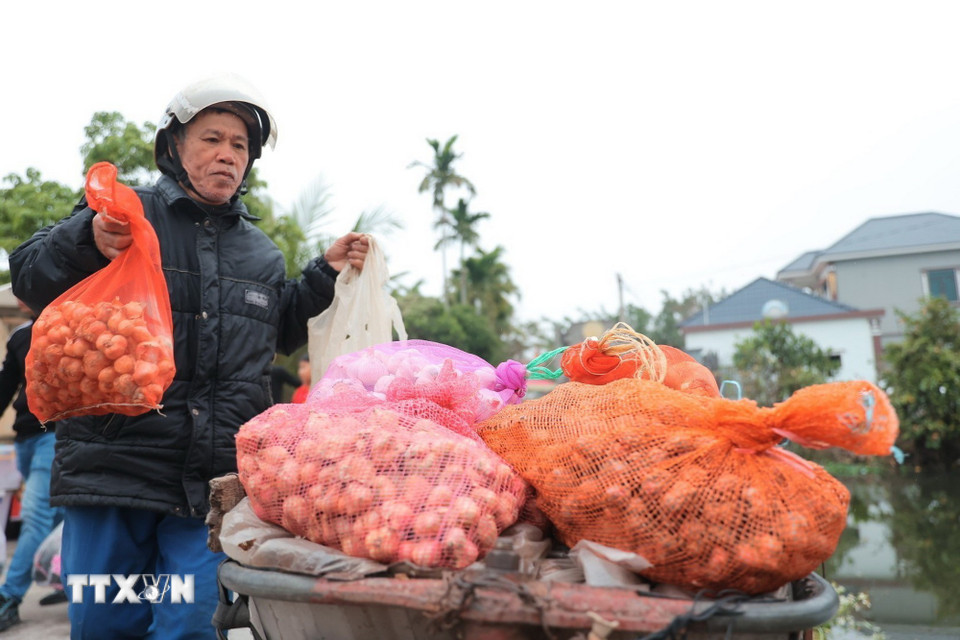 Mặt hàng chủ yếu là nông sản địa phương. (Ảnh: Minh Quyết/TTXVN)