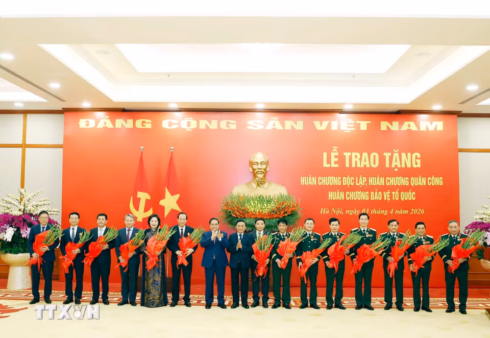 Thủ tướng Phạm Minh Chính và đồng chí Trần Cẩm Tú, Ủy viên Bộ Chính trị, Thường trực Ban Bí thư trao tặng Huân chương Độc lập hạng Ba, Huân chương Quân công hạng Ba và Huân chương Bảo vệ Tổ quốc hạng Nhì cho các đại biểu. (Ảnh: Thống Nhất/TTXVN)