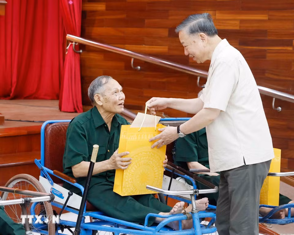 Tổng Bí thư, Chủ tịch nước Tô Lâm thăm hỏi, tặng quà cho các thương binh, bệnh binh. (Ảnh: Thống Nhất/TTXVN)