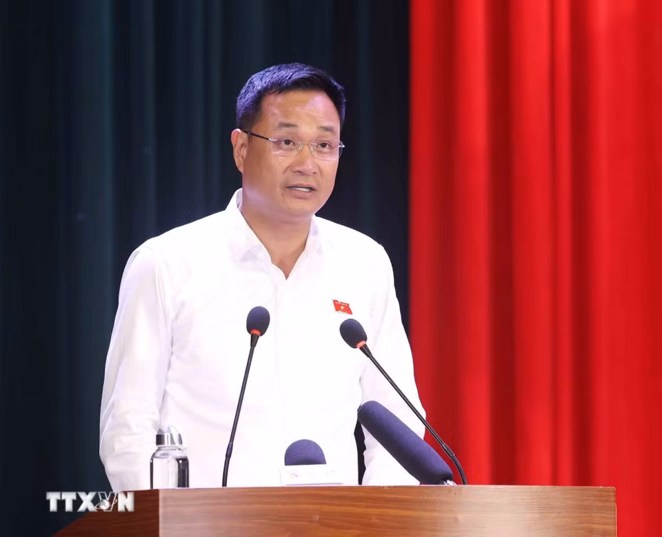 Đồng chí Lê Ngọc Quang, Ủy viên Trung ương Đảng, Bí thư Thành ủy Đà Nẵng, Trưởng đoàn đại biểu Quốc hội thành phố Đà Nẵng trả lời câu hỏi cử tri. (Ảnh: Phương Hoa/TTXVN)