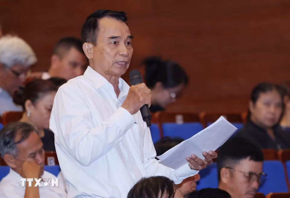 Cử tri Trần Quang Cảnh, phường An Khê đặt câu hỏi tại buổi tiếp xúc. (Ảnh: Phương Hoa/TTXVN)