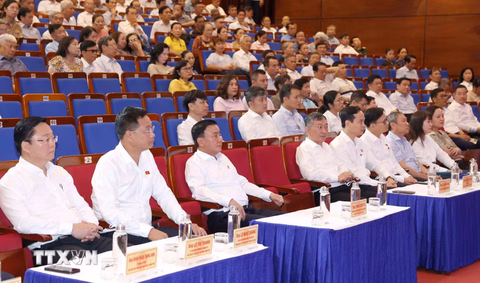 Đồng chí Trần Cẩm Tú, Ủy viên Bộ Chính trị, Thường trực Ban Bí thư cùng các đại biểu Quốc hội khóa XVI, đơn vị bầu cử số 1 tiếp xúc cử tri tại thành phố Đà Nẵng sau Kỳ họp thứ nhất. (Ảnh: Phương Hoa/TTXVN)