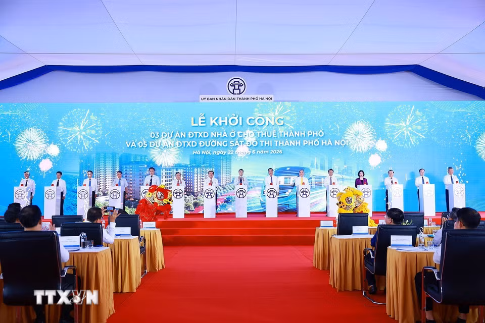 Thủ tướng Lê Minh Hưng và các đại biểu khởi công dự án nhà ở cho thuê và 5 đường sắt đô thị thành phố Hà Nội. (Ảnh: Dương Giang/TTXVN) ​