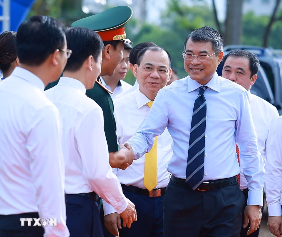 Thủ tướng Lê Minh Hưng đến dự Lễ khởi công dự án nhà ở cho thuê và 5 đường sắt đô thị thành phố Hà Nội. (Ảnh: Dương Giang/TTXVN)