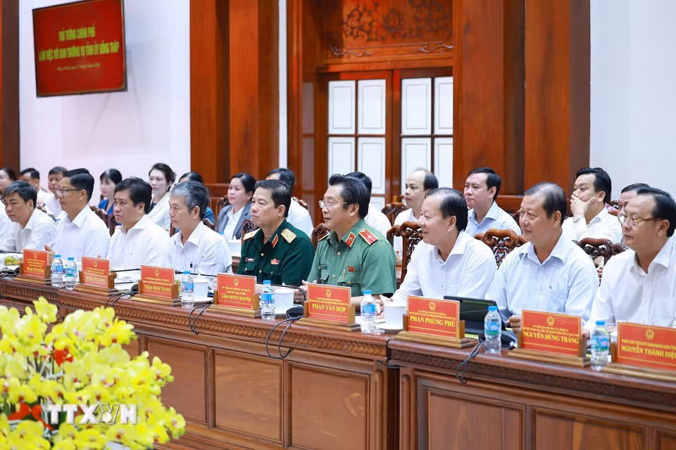 Lãnh đạo tỉnh Đồng Tháp tham dự buổi làm việc. (Ảnh: Dương Giang/TTXVN)