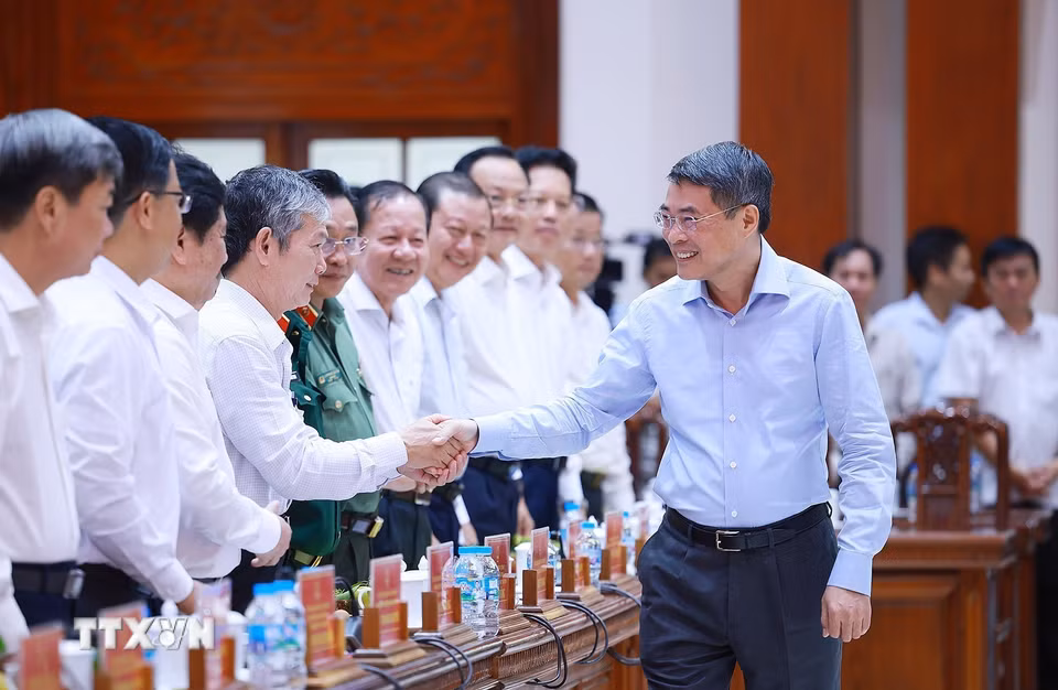 Thủ tướng Lê Minh Hưng với lãnh đạo tỉnh Đồng Tháp. (Ảnh: Dương Giang/TTXVN)