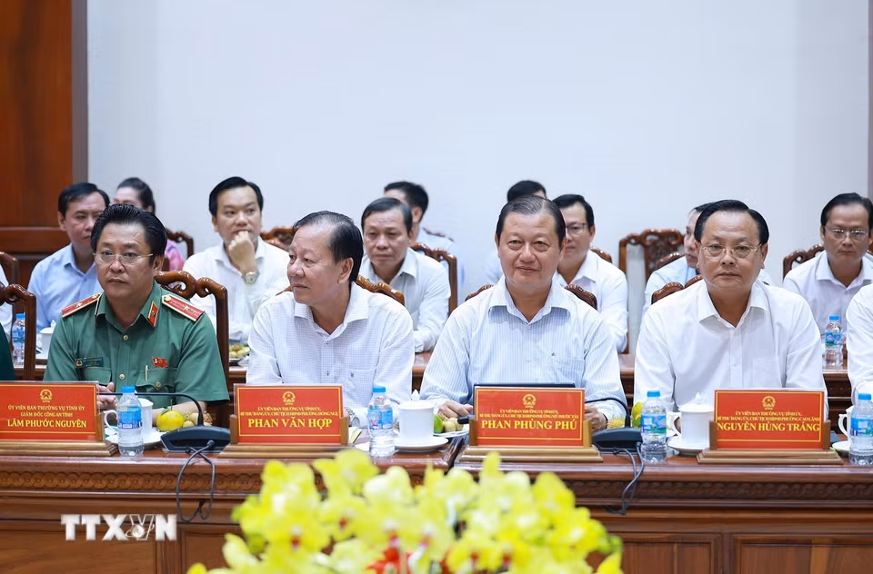 Lãnh đạo tỉnh Đồng Tháp tham dự buổi làm việc. (Ảnh: Dương Giang/TTXVN)