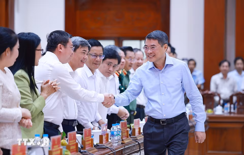 Thủ tướng Lê Minh Hưng với lãnh đạo tỉnh Đồng Tháp. (Ảnh: Dương Giang/TTXVN)