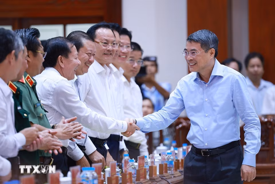 Thủ tướng Lê Minh Hưng với lãnh đạo tỉnh Đồng Tháp. (Ảnh: Dương Giang/TTXVN)