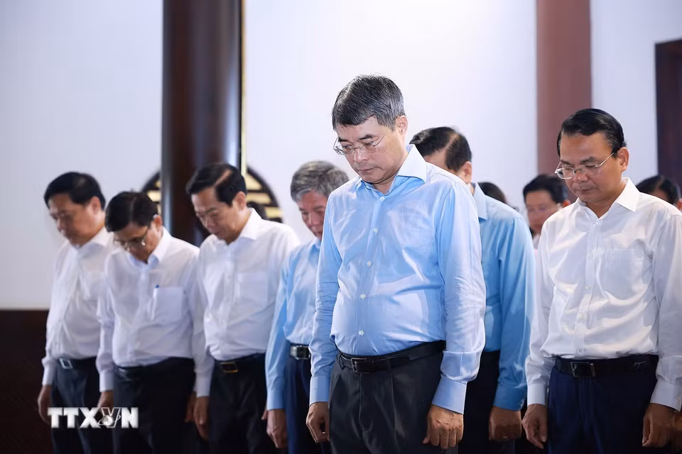 Thủ tướng Lê Minh Hưng tưởng nhớ cụ Phó bảng Nguyễn Sinh Sắc, thân sinh của Chủ tịch Hồ Chí Minh. (Ảnh: Dương Giang/TTXVN)