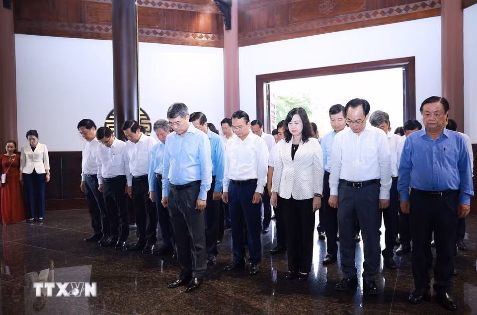 Thủ tướng Lê Minh Hưng tưởng nhớ cụ Phó bảng Nguyễn Sinh Sắc, thân sinh của Chủ tịch Hồ Chí Minh. (Ảnh: Dương Giang/TTXVN)