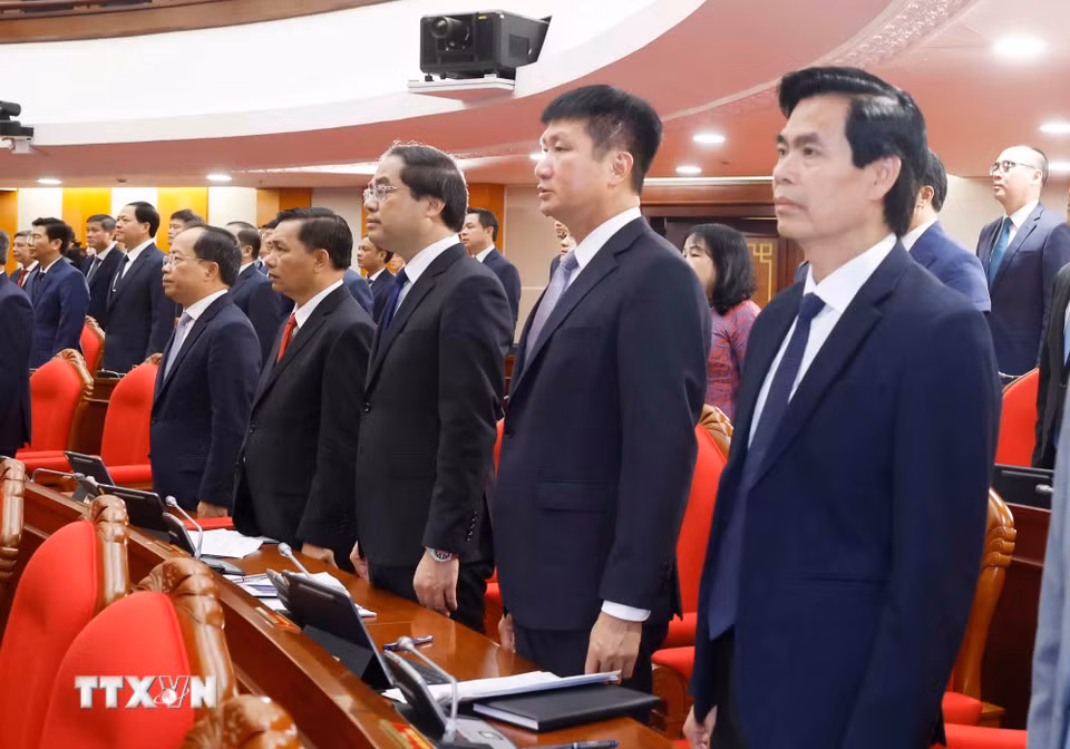 Các đại biểu thực hiện nghi lễ chào cờ. (Ảnh: Thống Nhất/TTXVN)