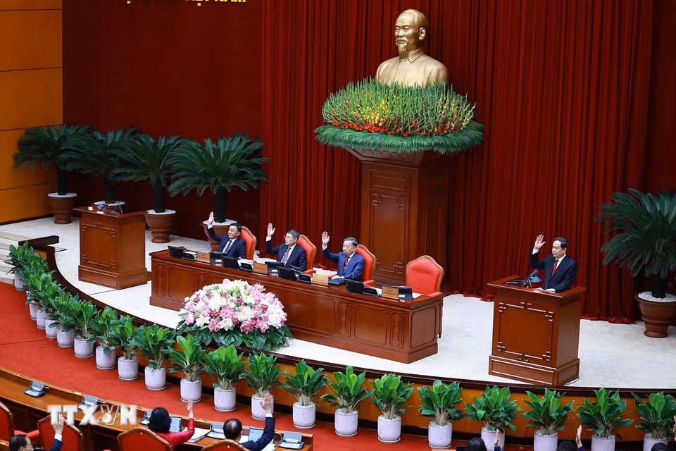 Các đại biểu biểu quyết thông qua Chương trình hội nghị. (Ảnh: Dương Giang/TTXVN)