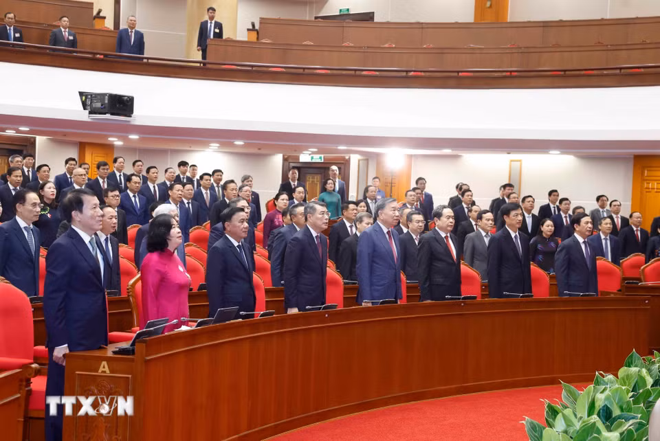 Tổng Bí thư, Chủ tịch nước Tô Lâm và các đại biểu thực hiện nghi lễ chào cờ. (Ảnh: Thống Nhất/TTXVN)