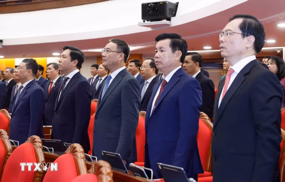 Các đại biểu thực hiện nghi lễ chào cờ. (Ảnh: Thống Nhất/TTXVN)