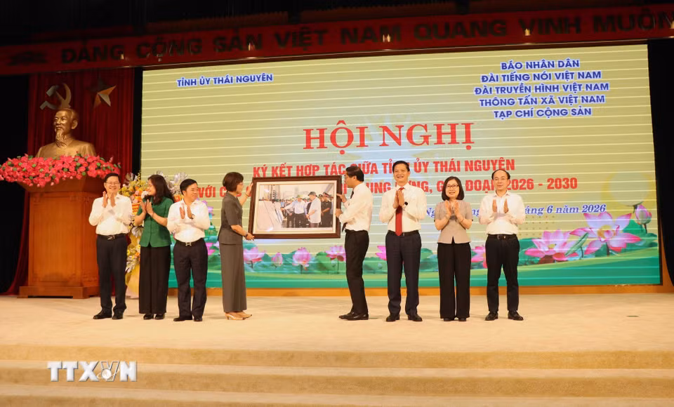 Tổng Giám đốc Thông tấn xã Việt Nam Vũ Việt Trang tặng bức ảnh Tổng Bí thư, Chủ tịch nước Tô Lâm làm việc tại Thái Nguyên cho lãnh đạo tỉnh. (Ảnh: Trần Trang/TTXVN) ​ ​ ​