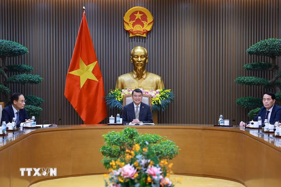 Thủ tướng Lê Minh Hưng điện đàm với Thủ tướng Canada Mark Carney. (Ảnh: Dương Giang/TTXVN)