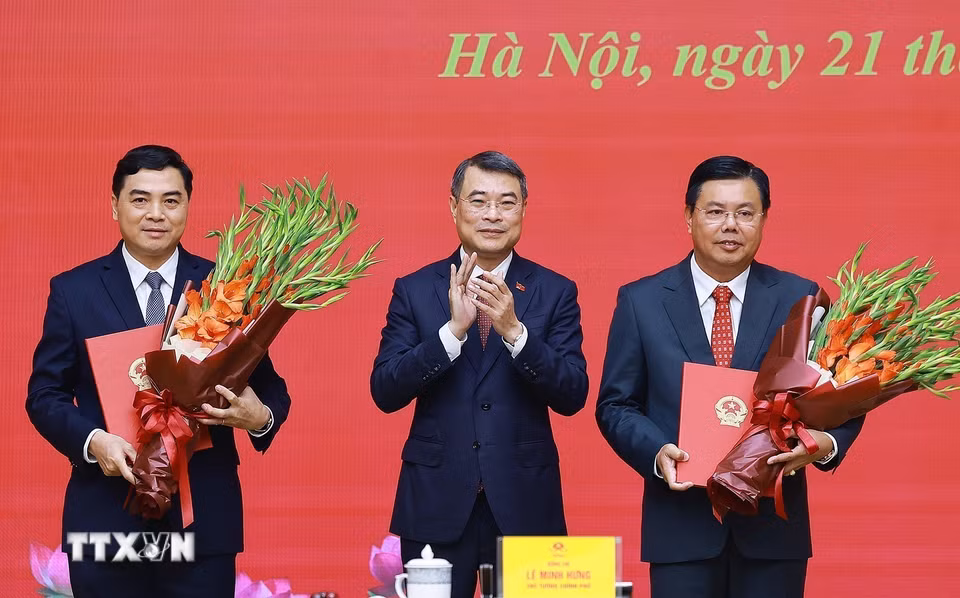Thủ tướng Lê Minh Hưng trao Quyết định về việc điều động ông Nguyễn Tiến Hải, Ủy viên Trung ương Đảng, Bí thư Tỉnh ủy An Giang về công tác tại Bộ Nội vụ, giao Quyền Bộ trưởng Bộ Nội vụ và ông Nguyễn Hoài Anh, Ủy viên Trung ương Đảng, Chủ tịch Ủy ban Nhân dân tỉnh Thanh Hóa giữ chức Thứ trưởng Thường trực Bộ Dân tộc và Tôn giáo. (Ảnh: Dương Giang/TTXVN)