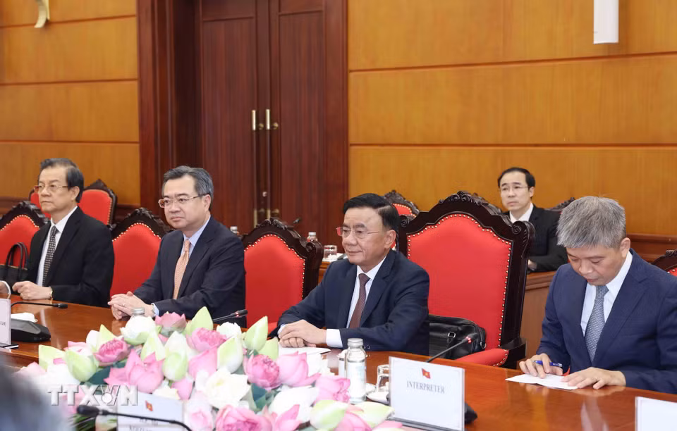 Thường trực Ban Bí thư Trần Cẩm Tú hội đàm với Quyền Tổng Thư ký Đảng Dân chủ Tự do Nhật Bản Hagiuda Koichi. (Ảnh: Phương Hoa/TTXVN)
