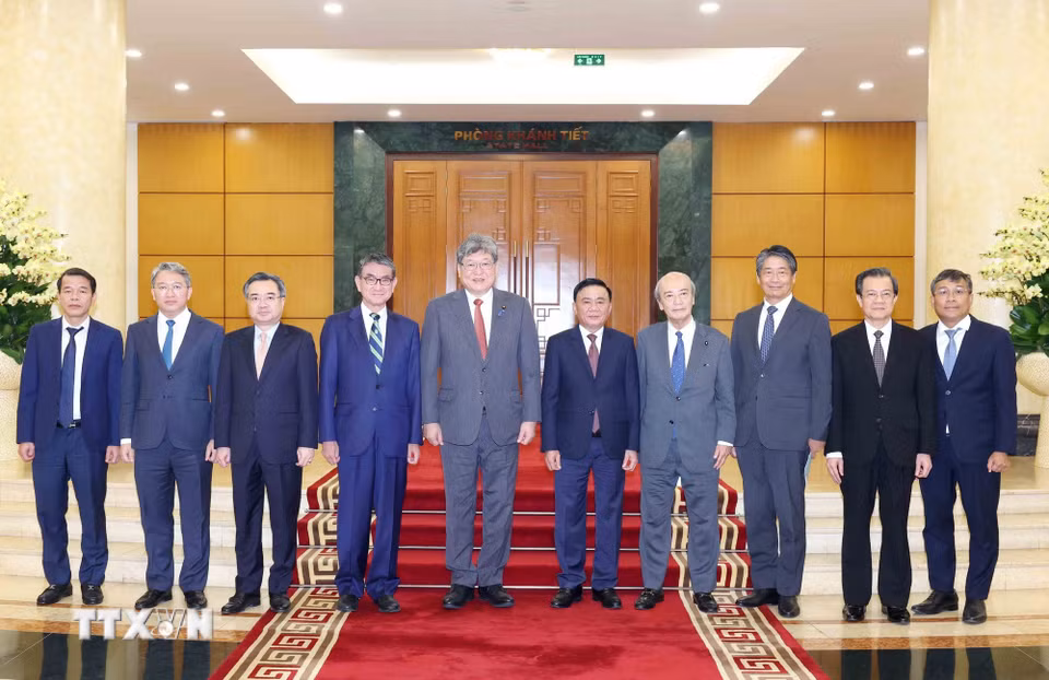 Thường trực Ban Bí thư Trần Cẩm Tú và Quyền Tổng Thư ký Đảng Dân chủ Tự do Nhật Bản Hagiuda Koichi cùng đại biểu hai đoàn chụp ảnh chung. (Ảnh: Phương Hoa/TTXVN)