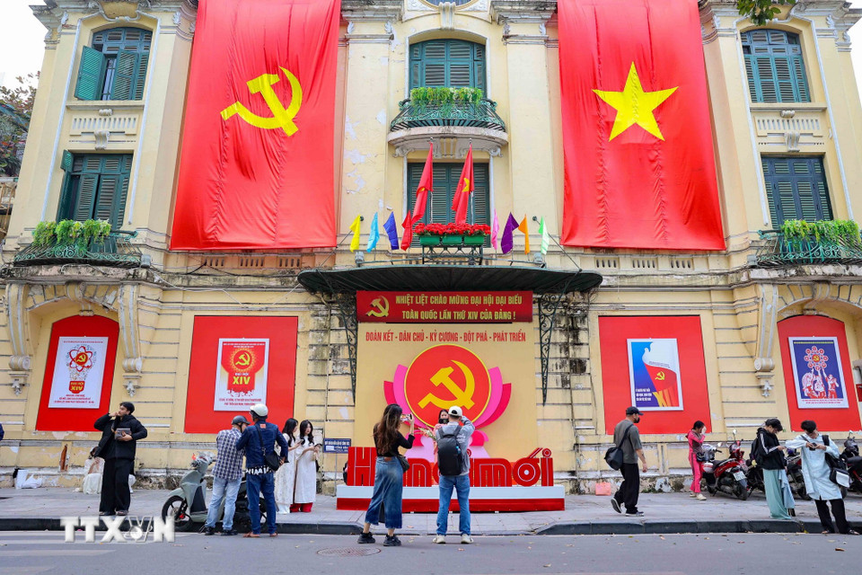 Trụ sở báo Hà Nội Mới được trang hoàng cờ hoa, pano và biểu ngữ chào mừng Đại hội lần thứ XIV của Đảng. (Ảnh: Vũ Quang/TTXVN)