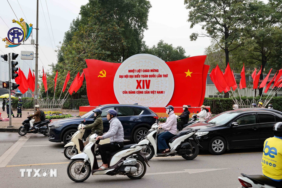 Tại các nút giao thông trọng điểm và khu vực trung tâm, các cụm mô hình biểu tượng hoa sen cách điệu cùng logo Đại hội lần thứ XIV của Đảng được dựng lên trang trọng, tạo điểm nhấn rực rỡ cho diện mạo Thủ đô. (Ảnh: Vũ Quang/TTXVN)